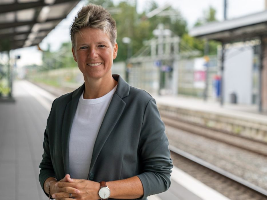 Sina am Bahnsteig